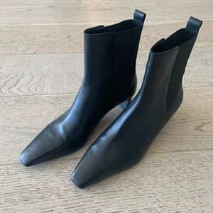 New black leather boots size 40 mango